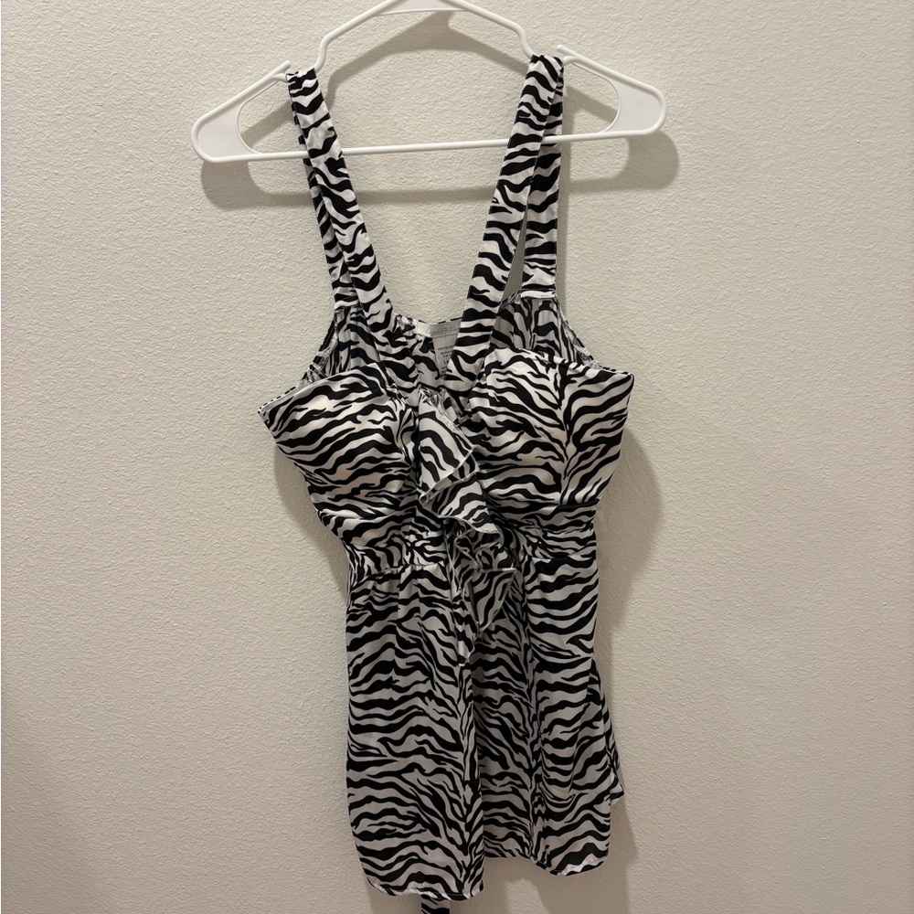 Y2K Charlotte Russe zebra long halter top
Large- 16 inch bust, 30 inch length